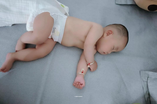 大丰宝宝拍嗝的正确方法